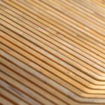 Detailopname van houten lijnen die een patroon vormen en een abstracte textuur creëren