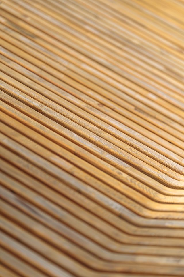 Detailopname van houten lijnen die een patroon vormen en een abstracte textuur creëren